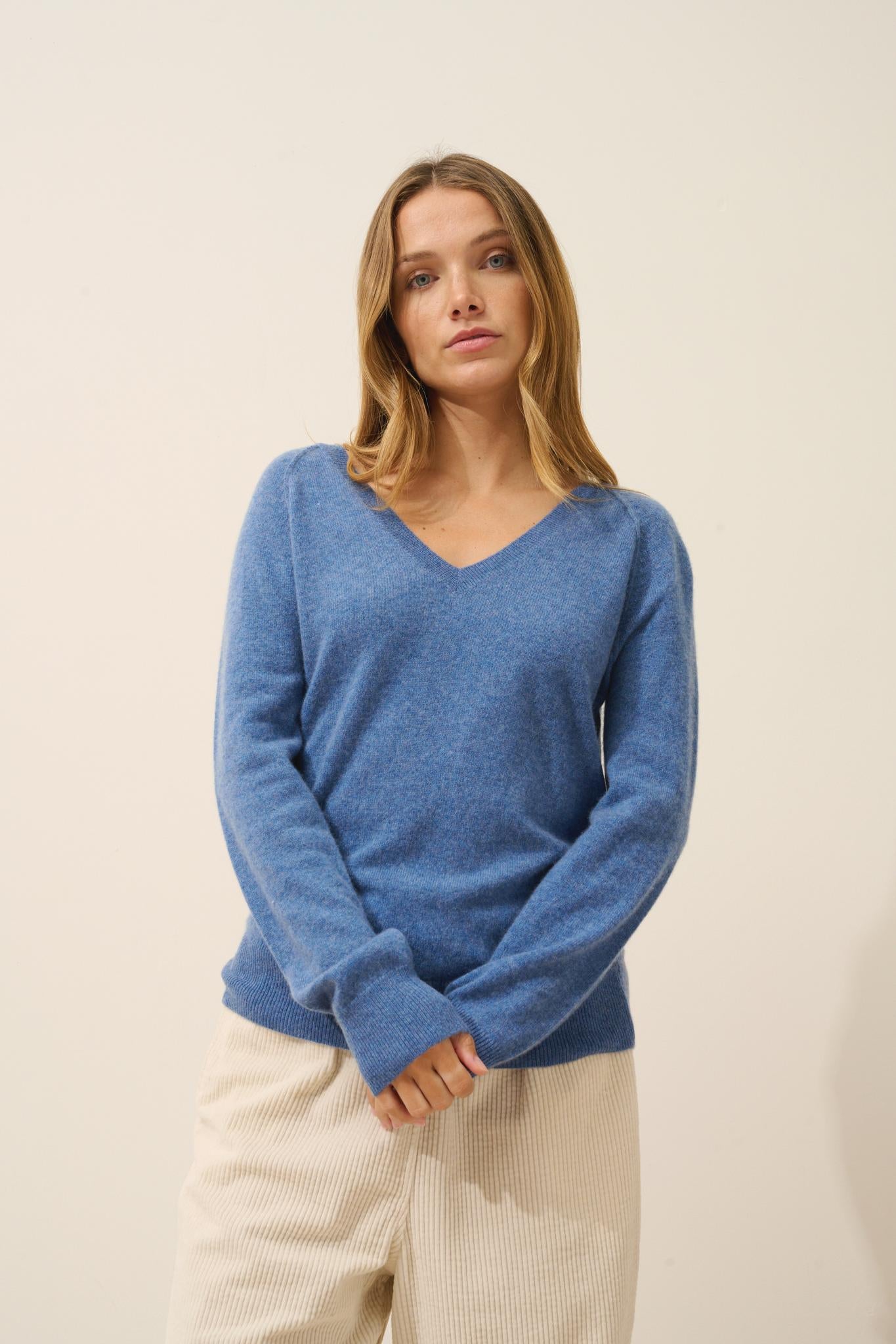 PHOEBE pull col v bleu denim