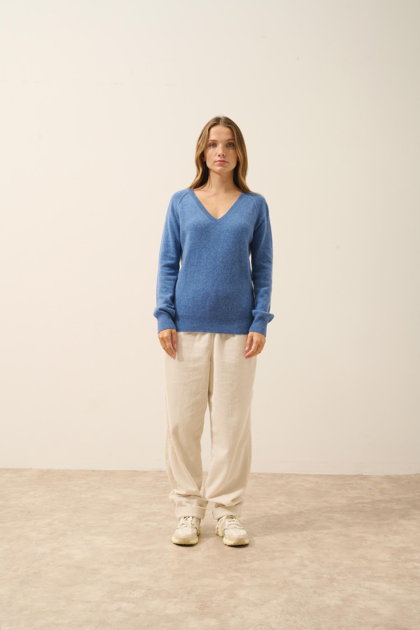 PHOEBE pull col v bleu denim