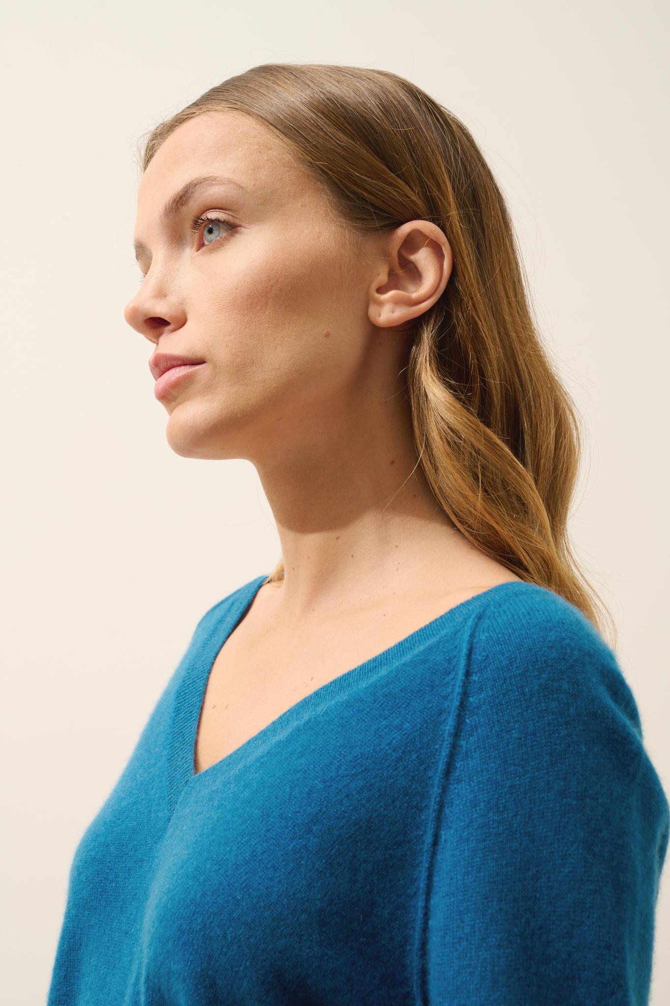 PHOEBE peacock v-neck sweater