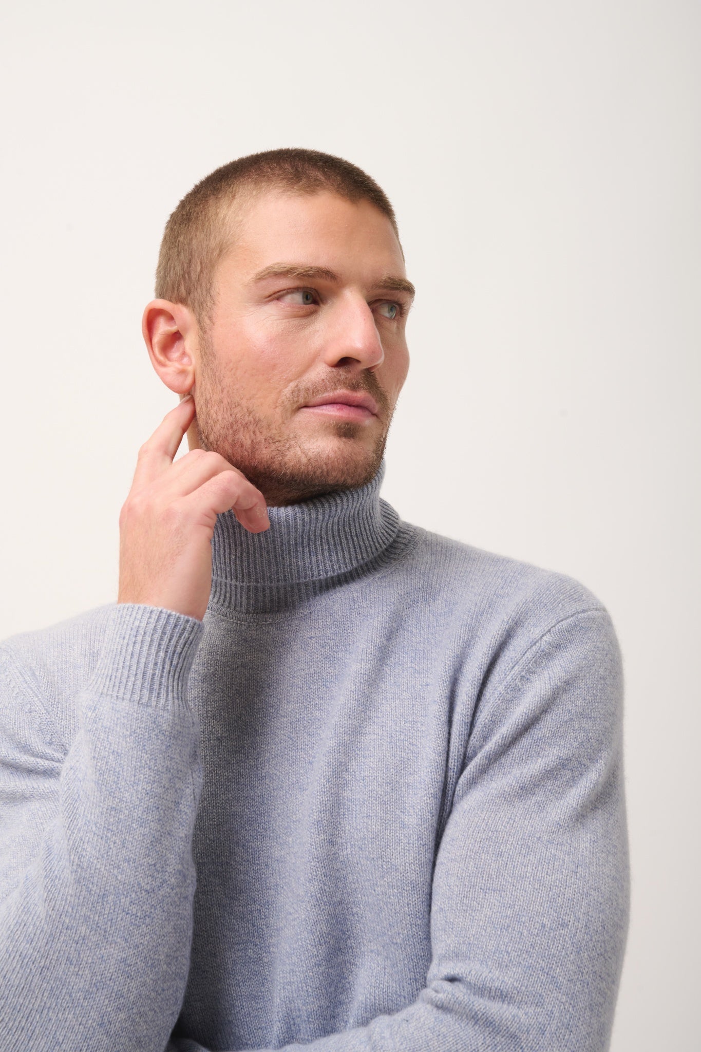 SACHA pull col roulé bleu ivoire