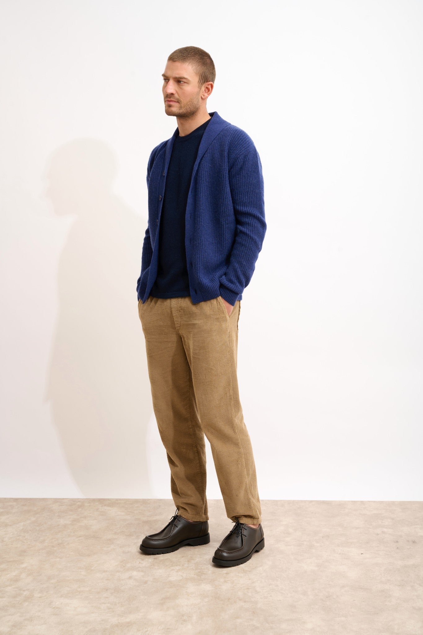 sanji veste boutonnée col châle 4 fils bleu nuit 100% cachemire