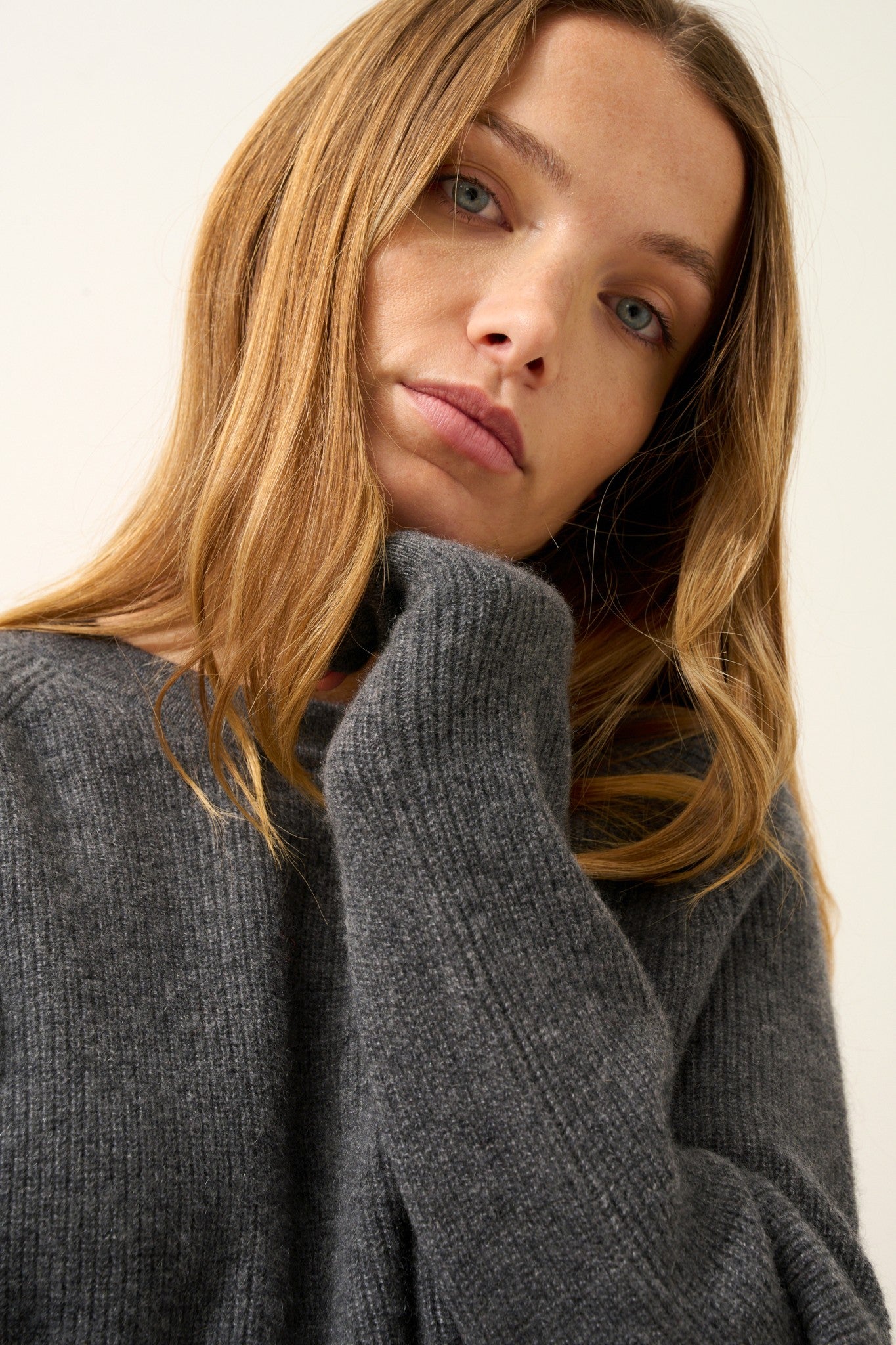 solaya pull col rond anthracite chiné 100% cachemire