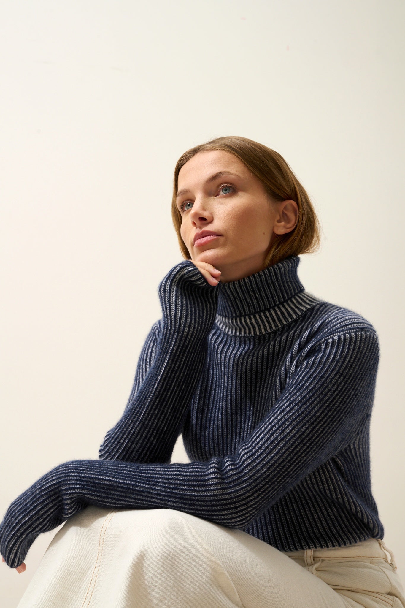 SOMNIA 4-ply navy/snow turtleneck sweater