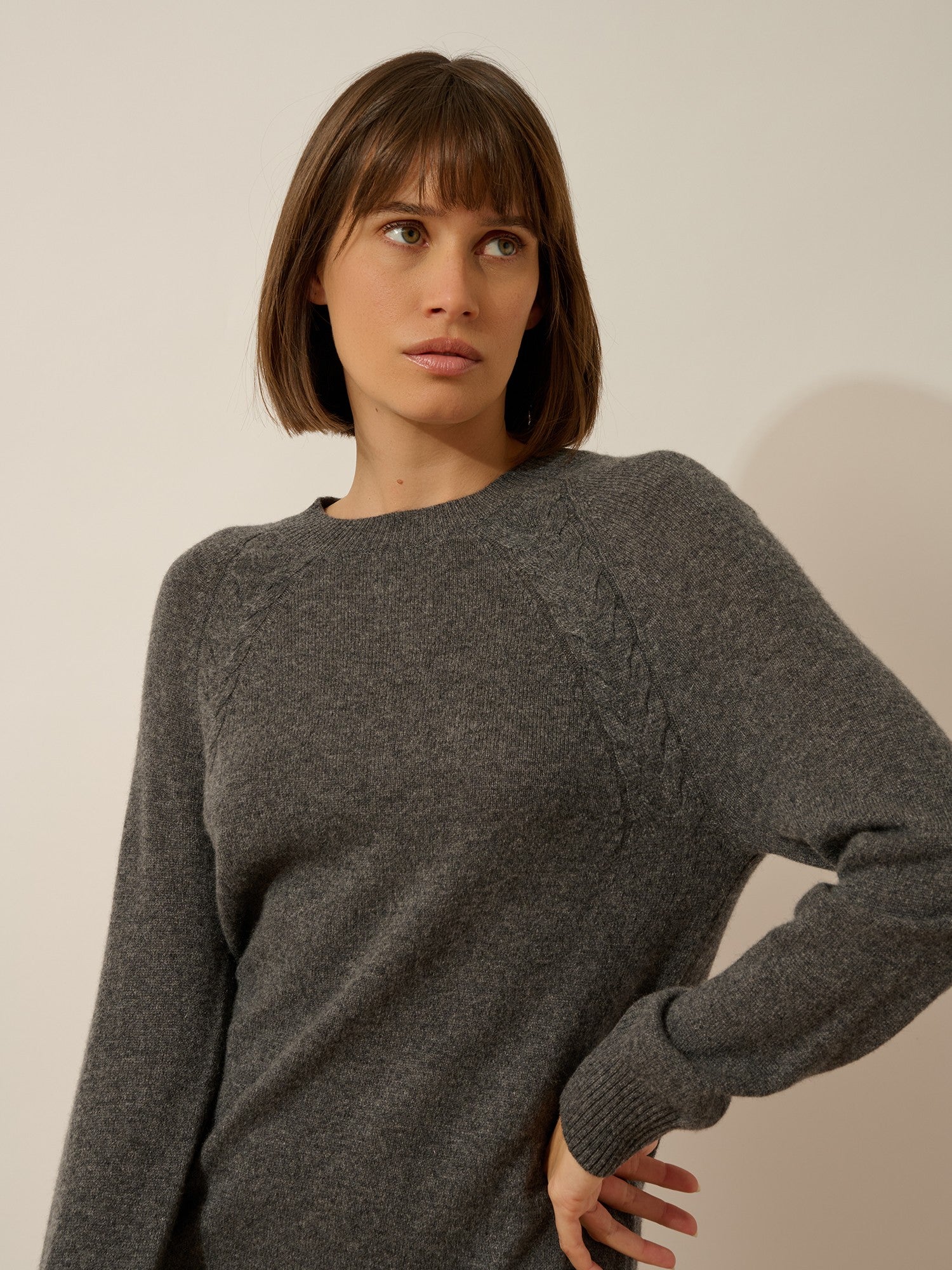 Sylvie short dress with round neck in heathered anthracite