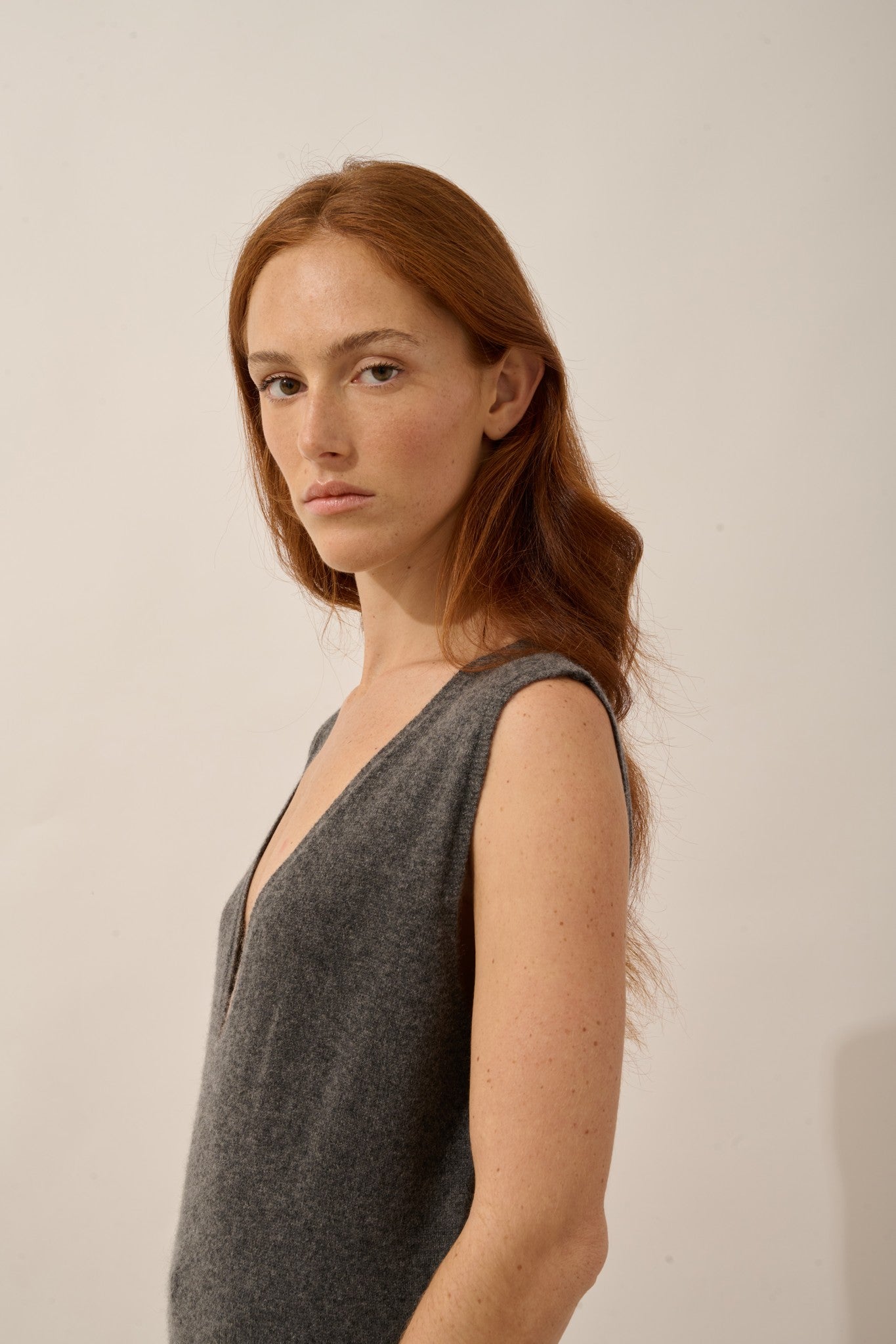 tessa robe col v devant et dos sans manches anthracite chiné