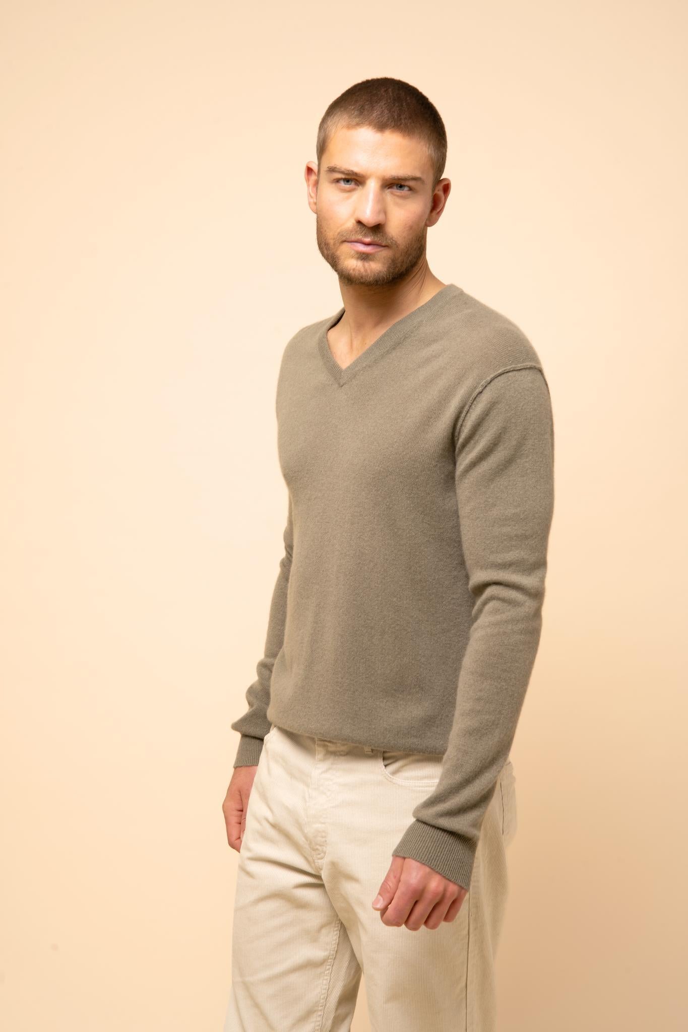 TOM v-neck army sweater