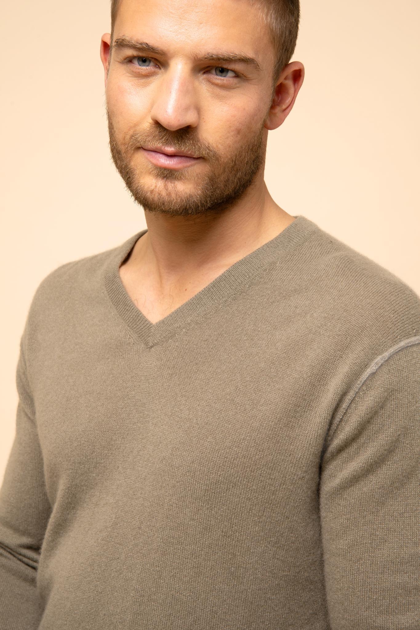 TOM v-neck army sweater