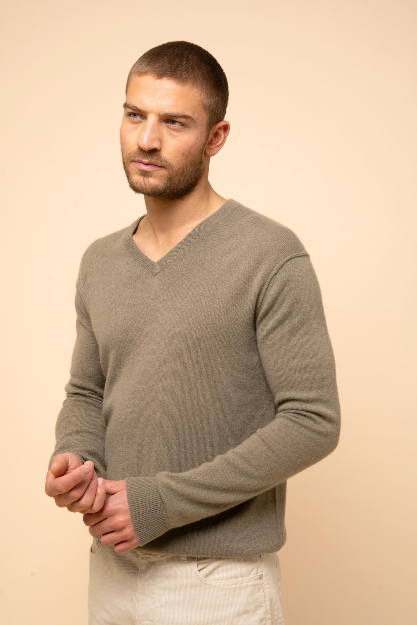 TOM v-neck army sweater