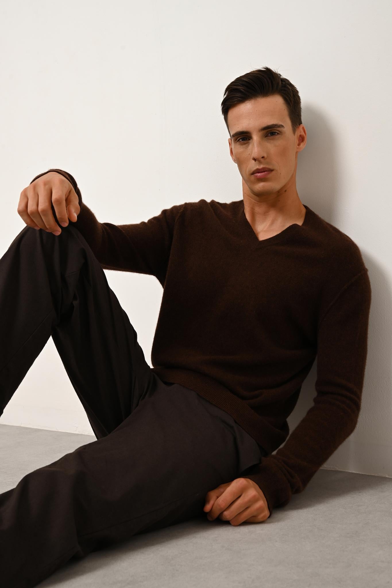 TOM coffee v-neck sweater