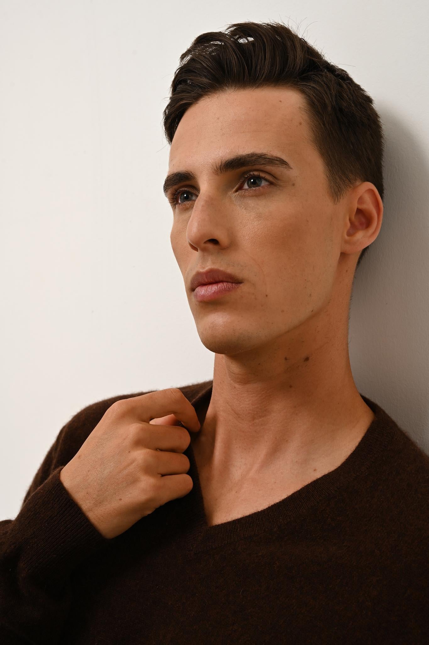 TOM coffee v-neck sweater