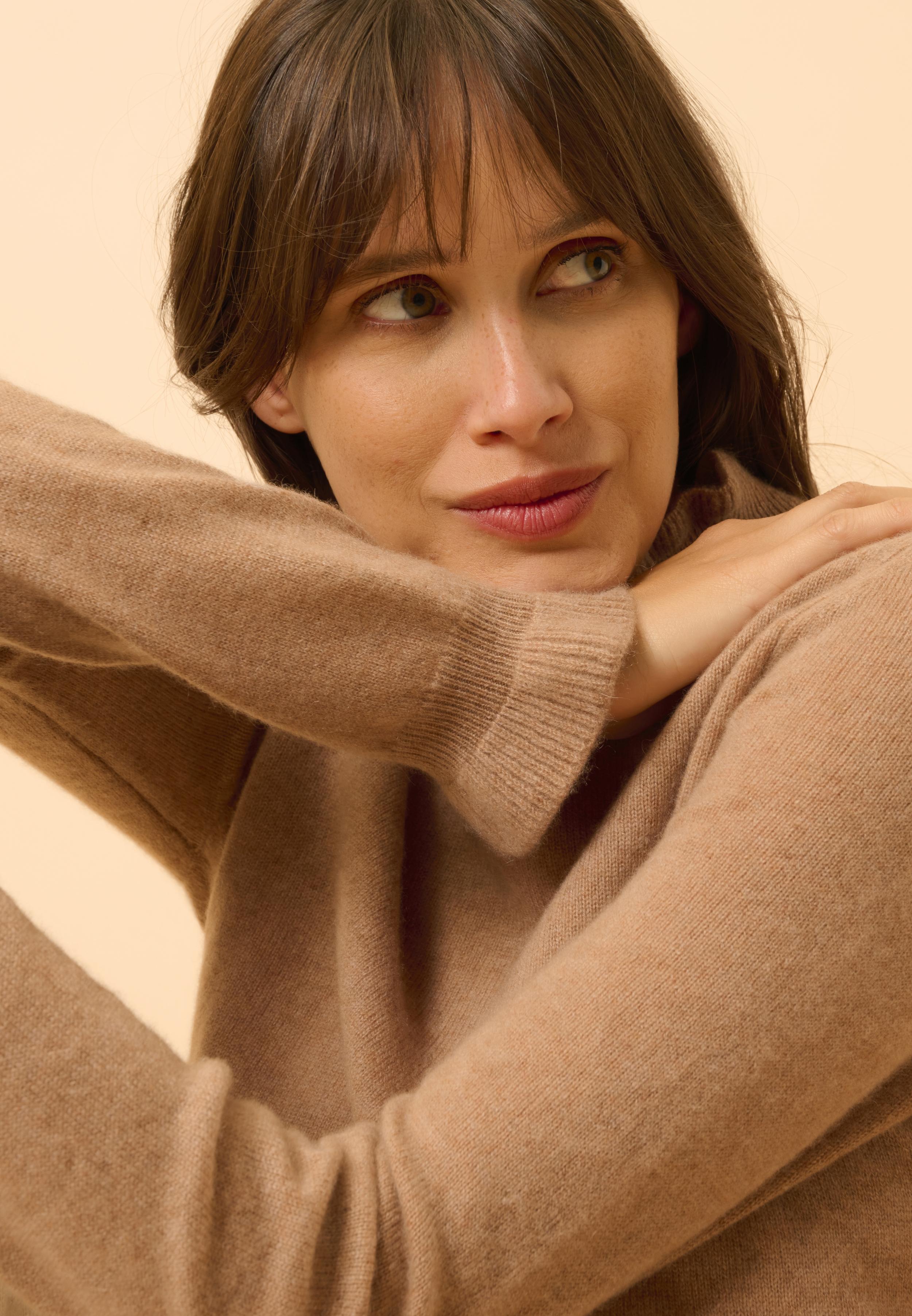 TRILA high neck sweater camel mottled
