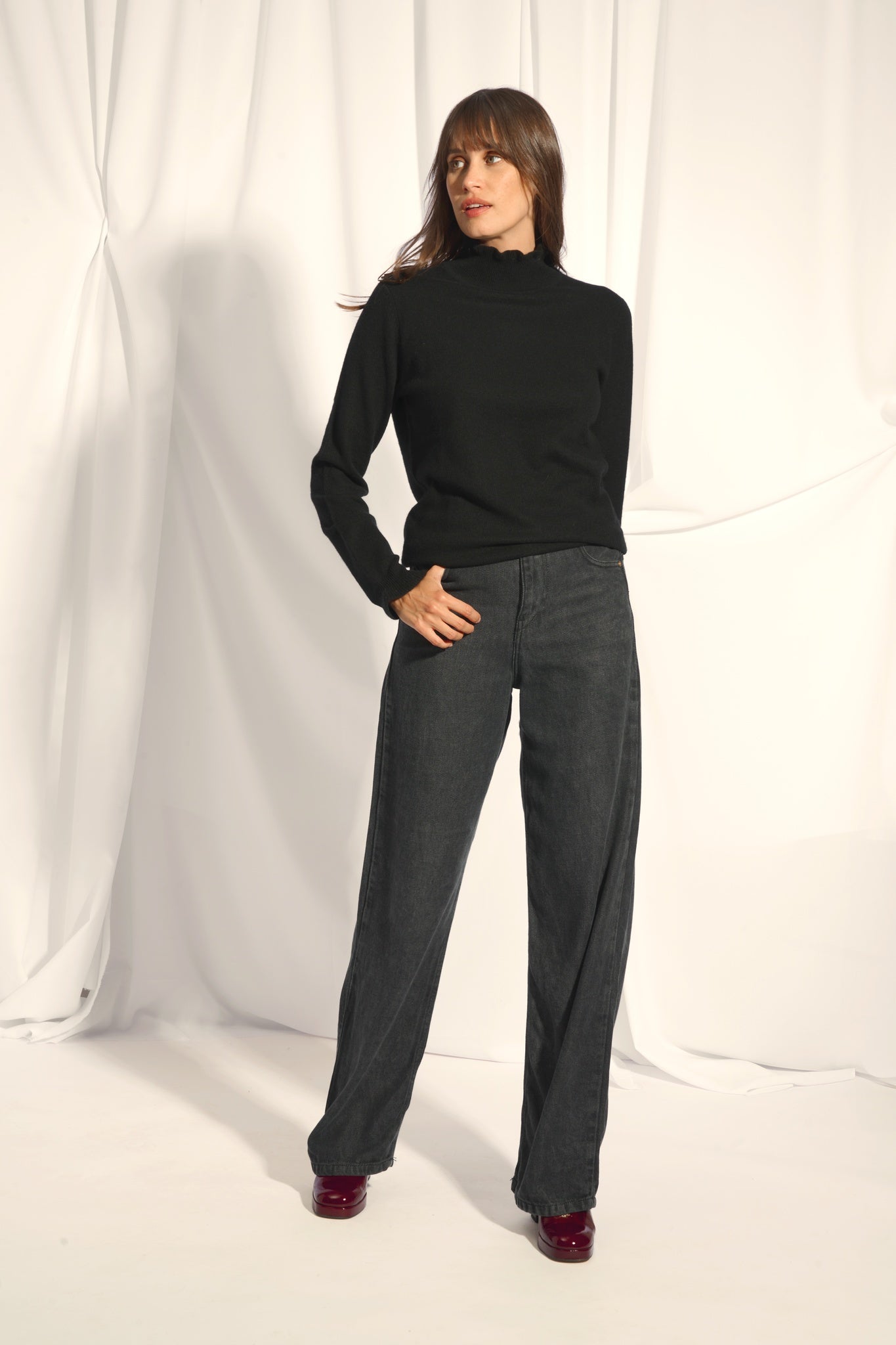 TRILA high neck sweater black