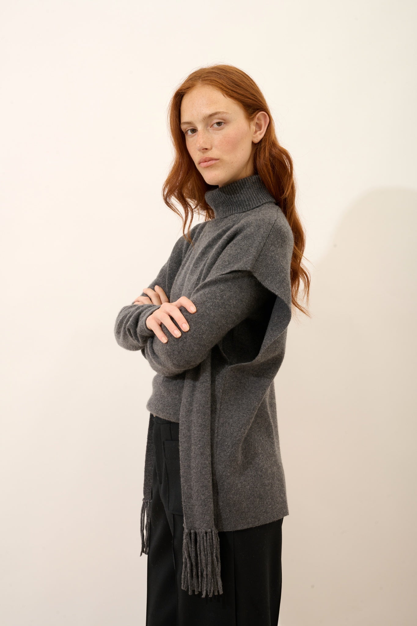 VICTOIRE sleeveless cardigan with fringes in heathered anthracite, 100% cashmere