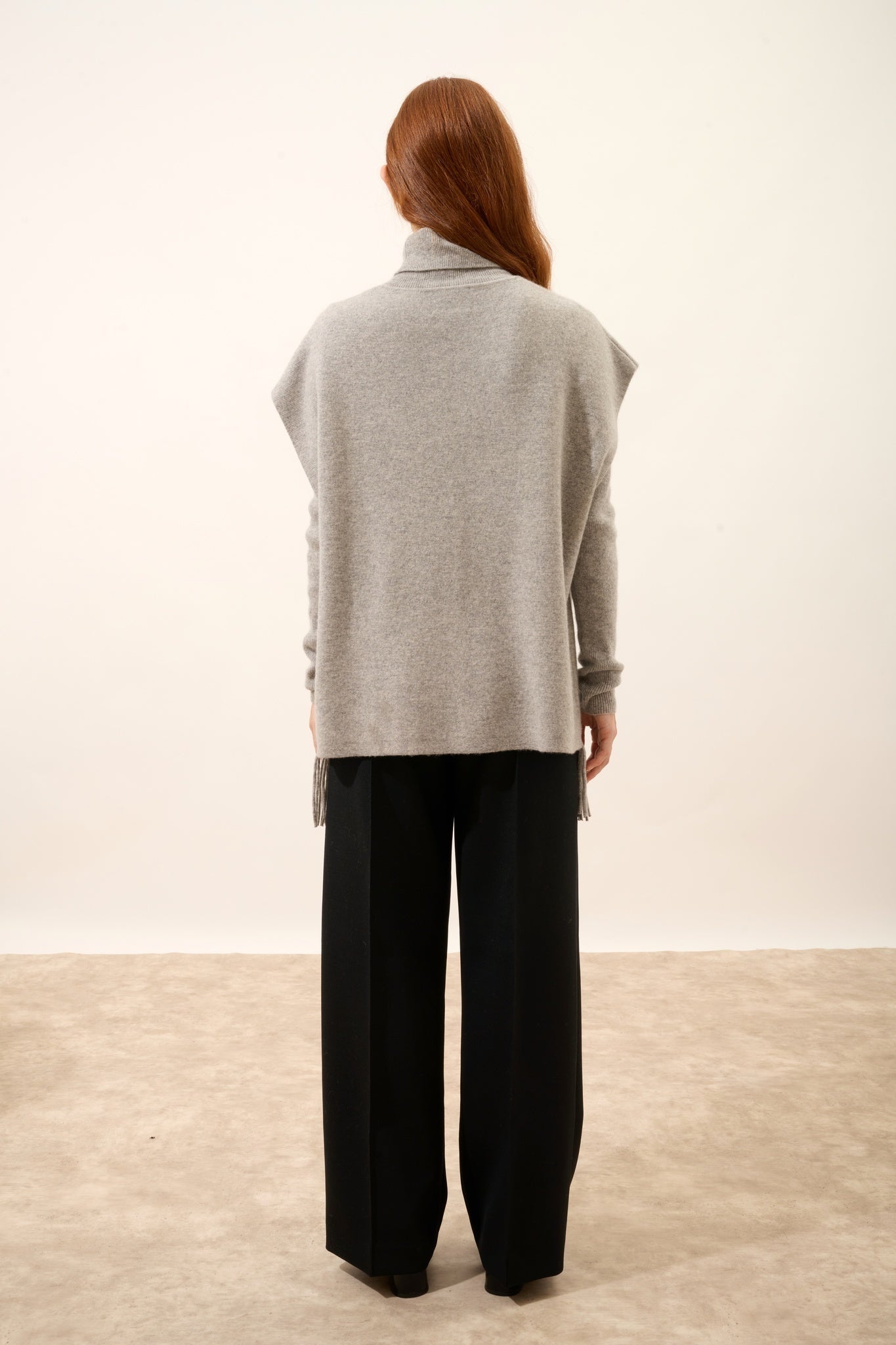 VICTOIRE sleeveless cardigan with cloud-patterned fringe