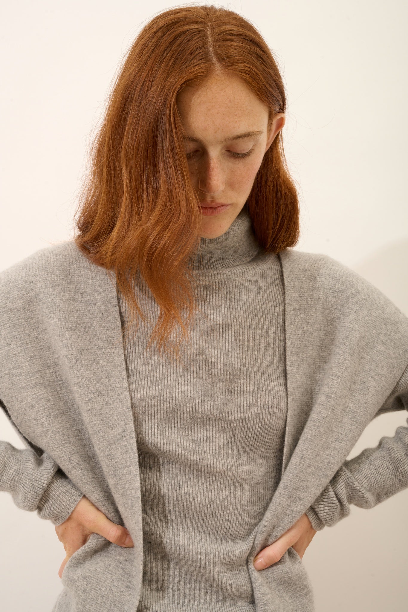 VICTOIRE sleeveless cardigan with cloud-patterned fringe