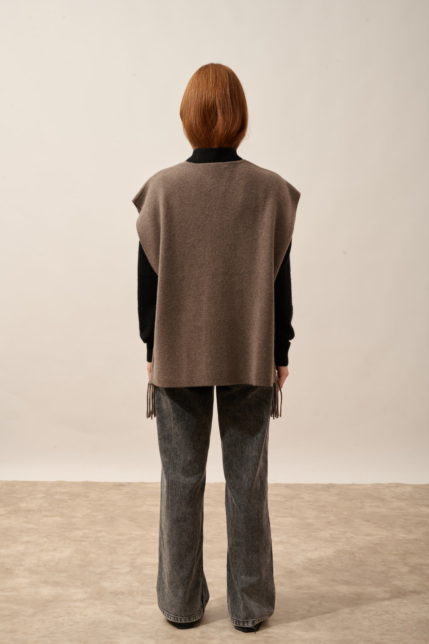 VICTOIRE sleeveless cardigan with fringes in taupe heather