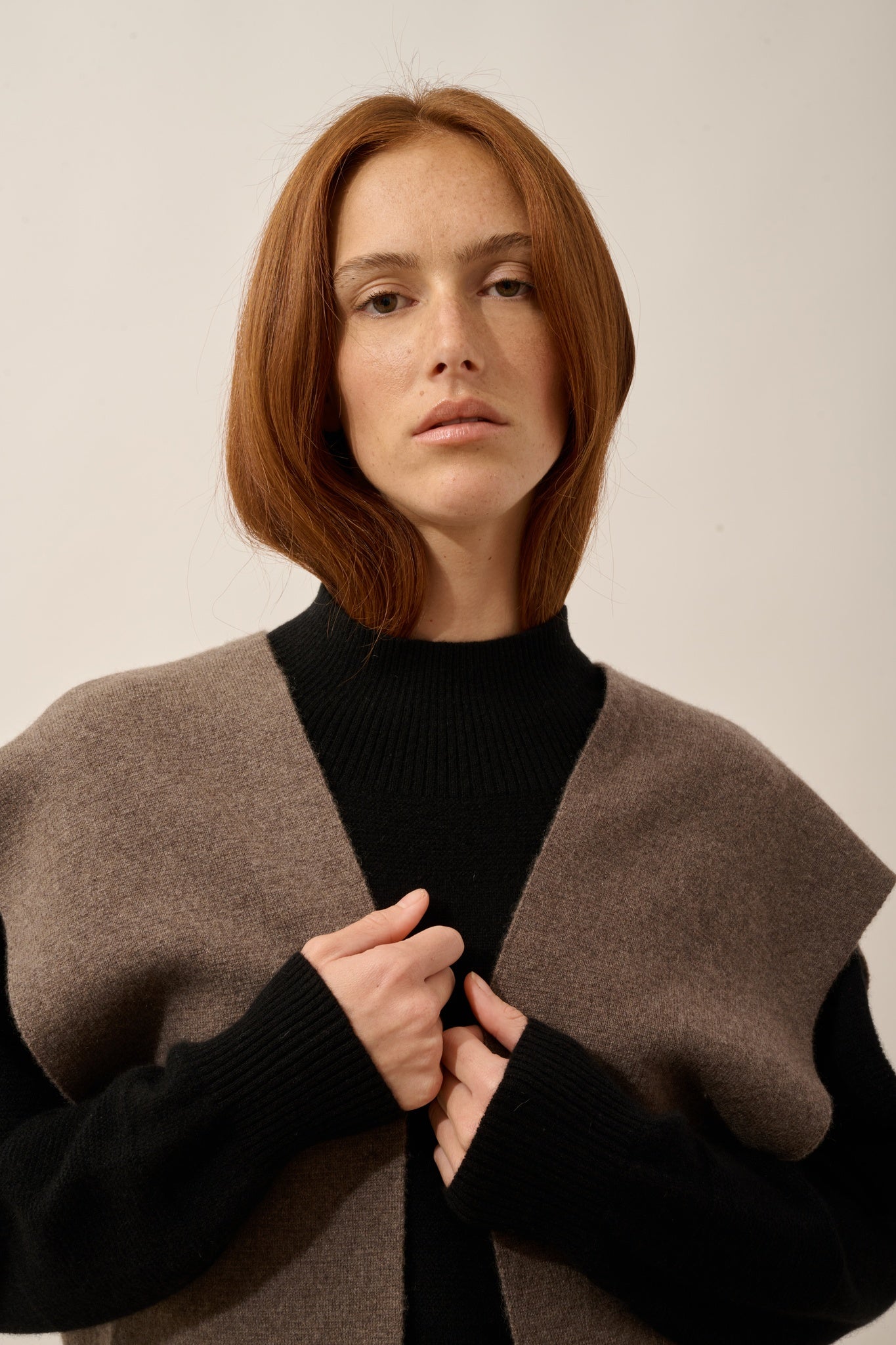 VICTOIRE sleeveless cardigan with fringes in taupe heather