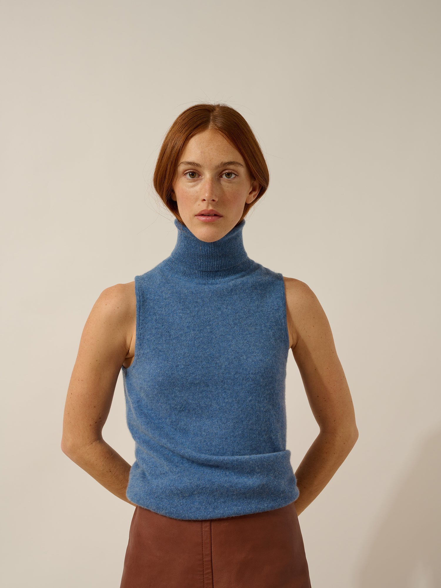 VIOLET pull col roulé bleu denim