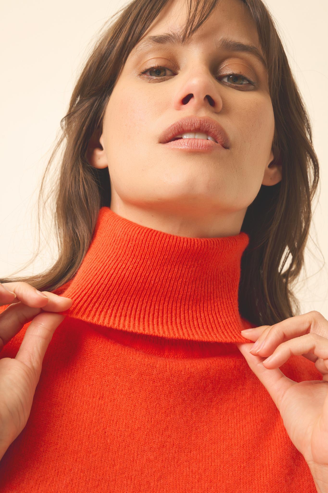 VIOLET pull col roulé orange