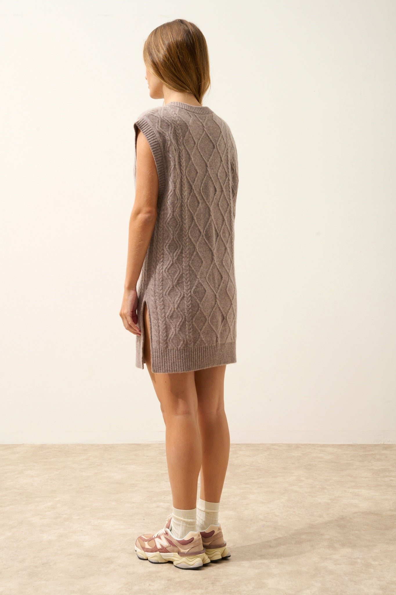 VIVENA sleeveless V-neck sweater, 4-ply heathered caribou