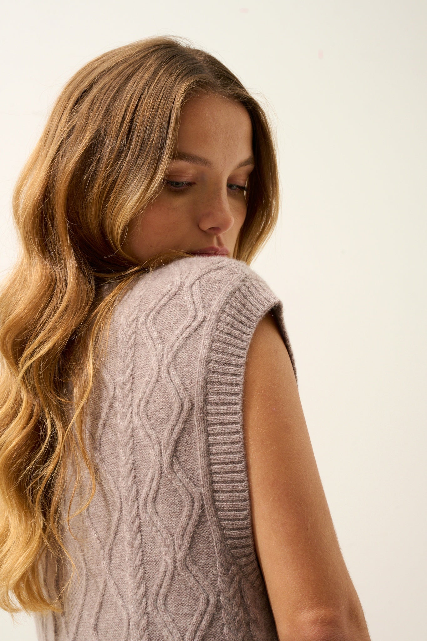 VIVENA sleeveless V-neck sweater, 4-ply heathered caribou