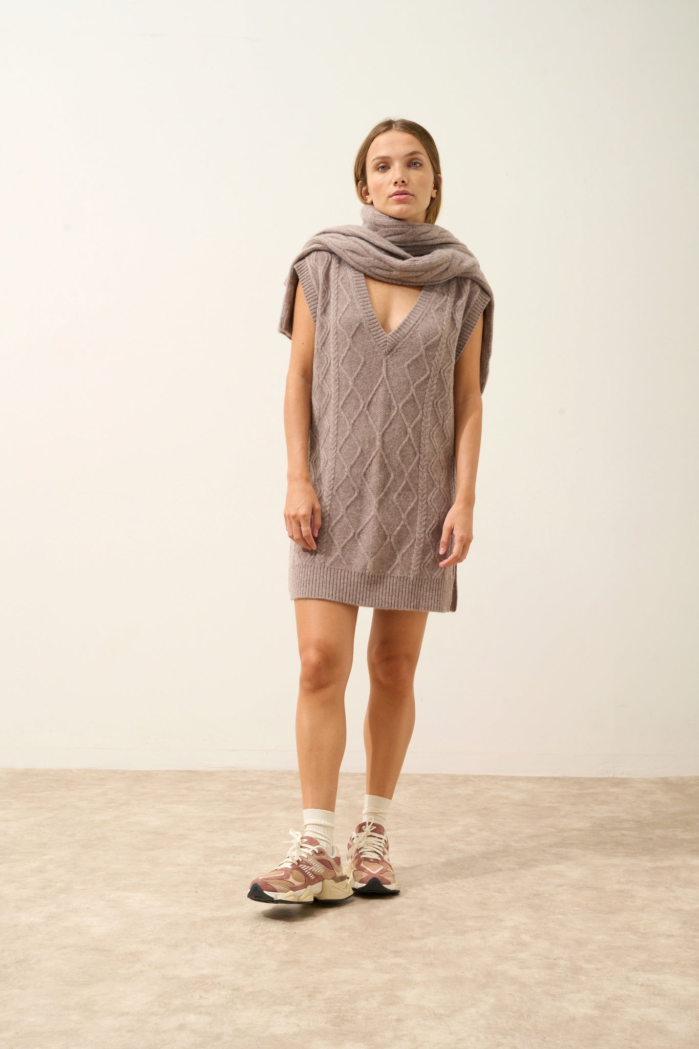 VIVENA sleeveless V-neck sweater, 4-ply heathered caribou