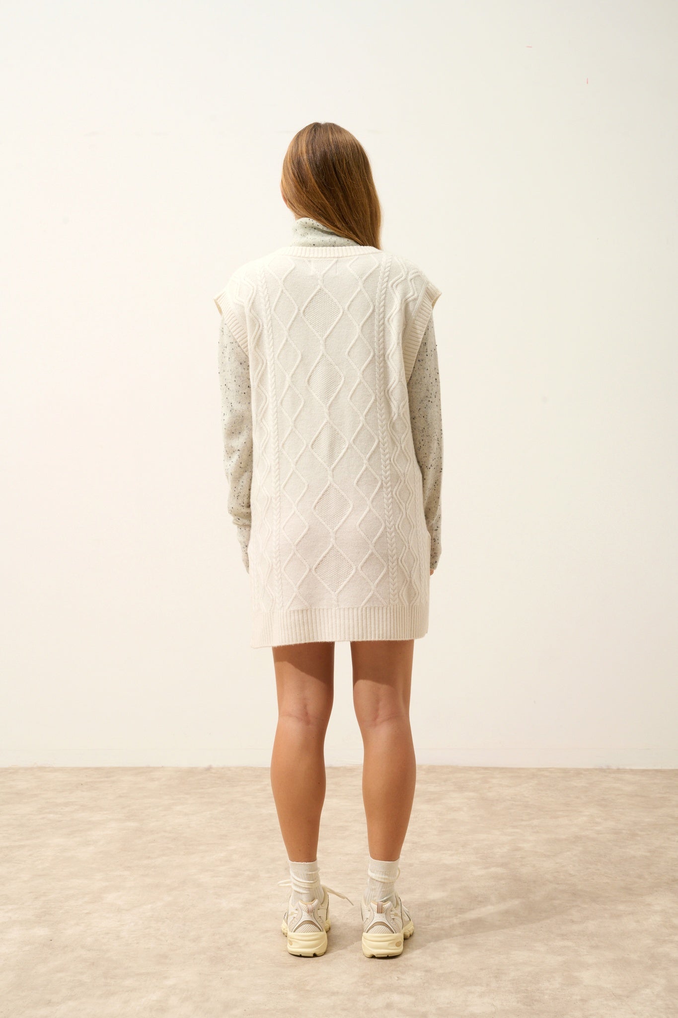 VIVENA pull col v sans manches 4 fils ivoire