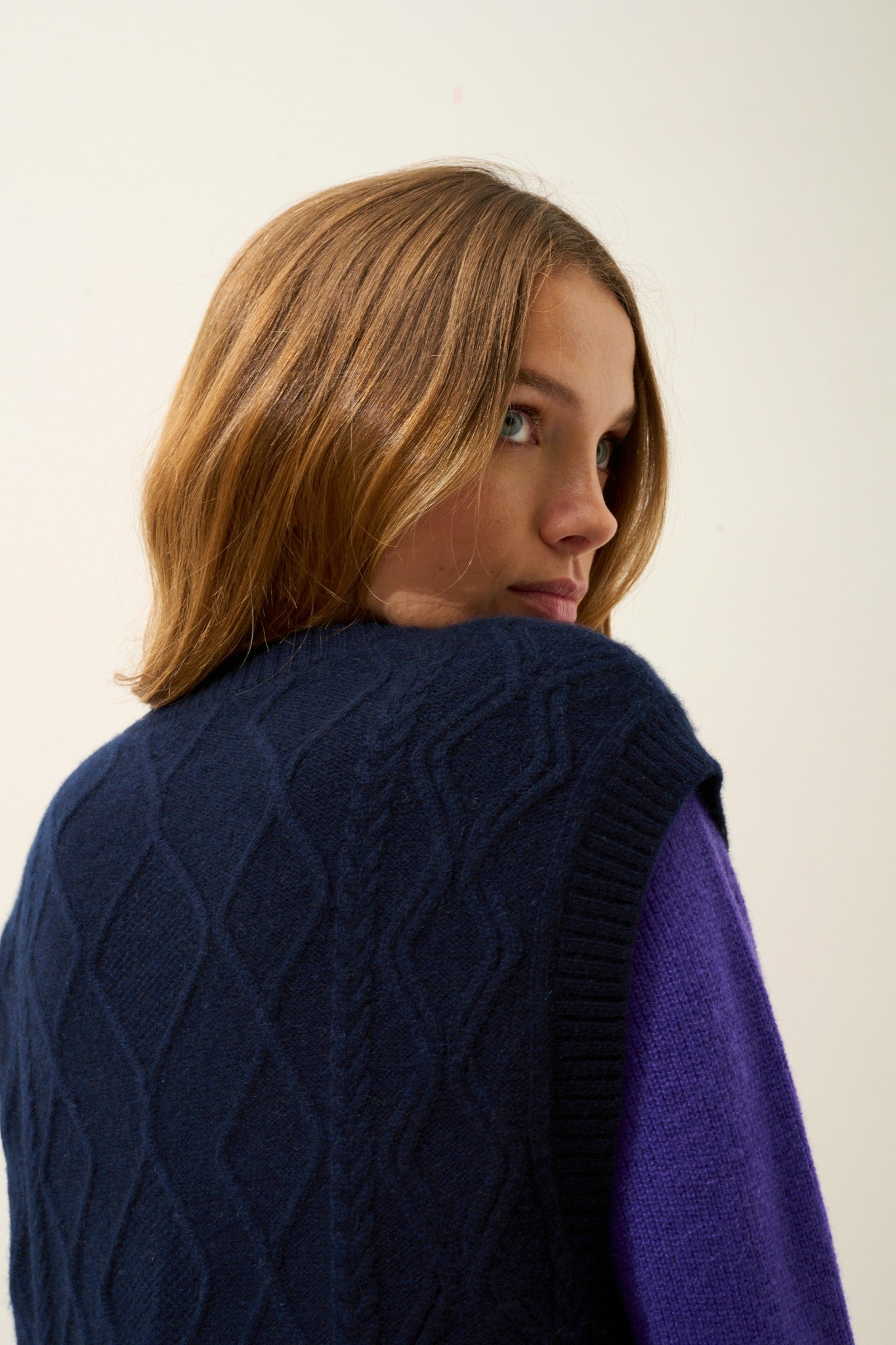 vivena pull col v sans manches 4 fils navy 100% cachemire