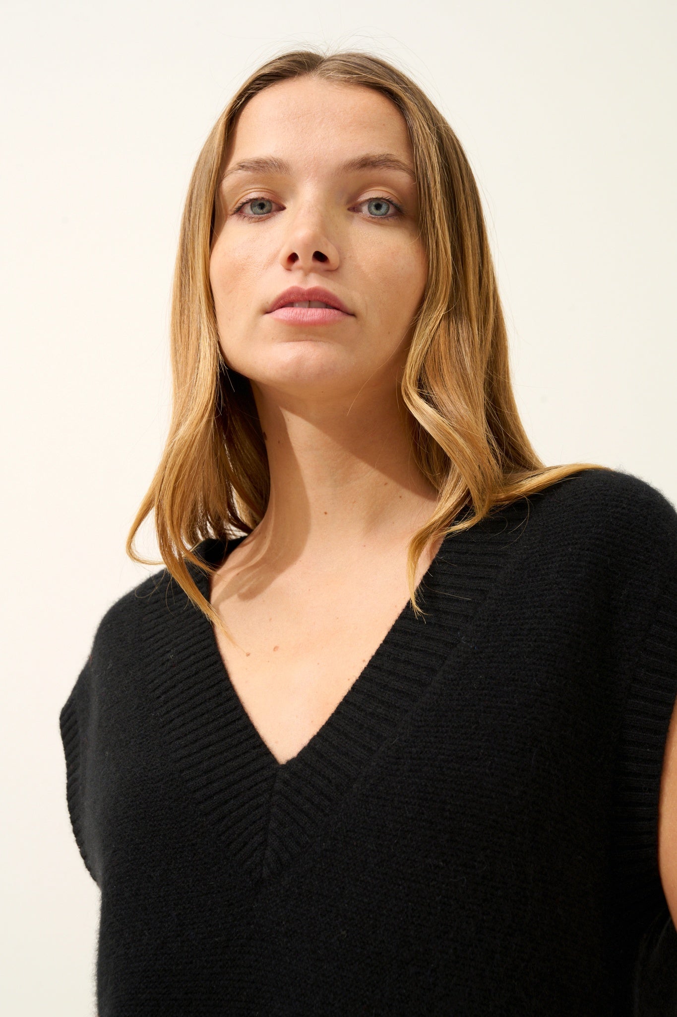 VIVIANA sleeveless V-neck sweater, 4-ply black