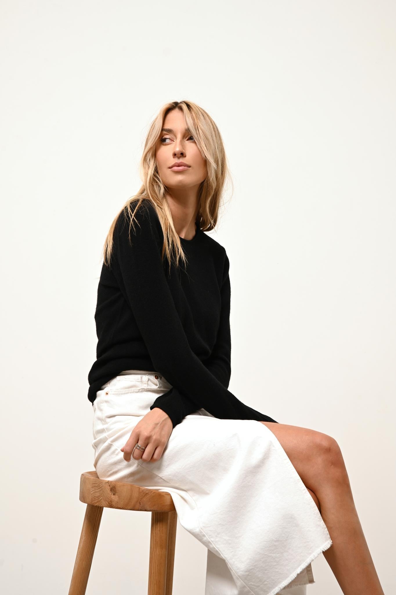 VIVIAN black round-neck sweater