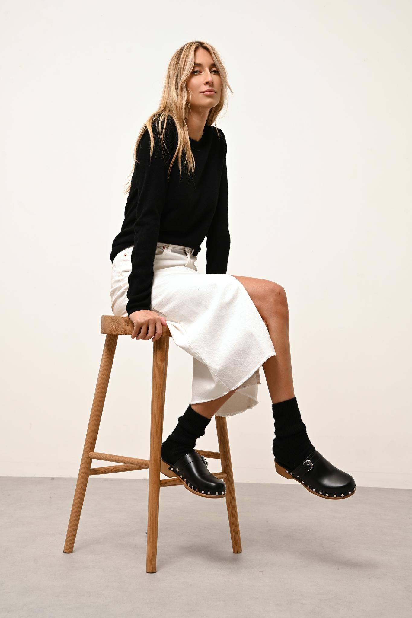 VIVIAN black round-neck sweater