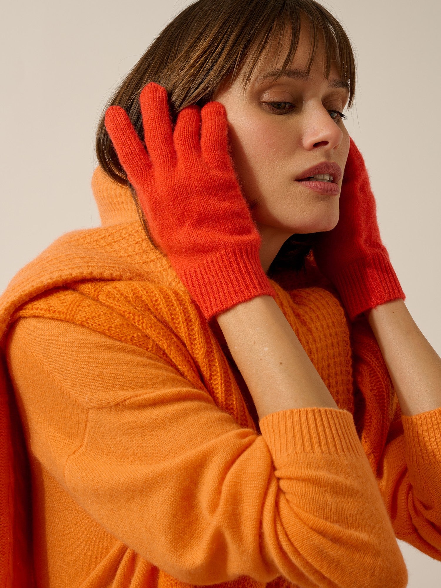 Yann gloves, 4 orange threads