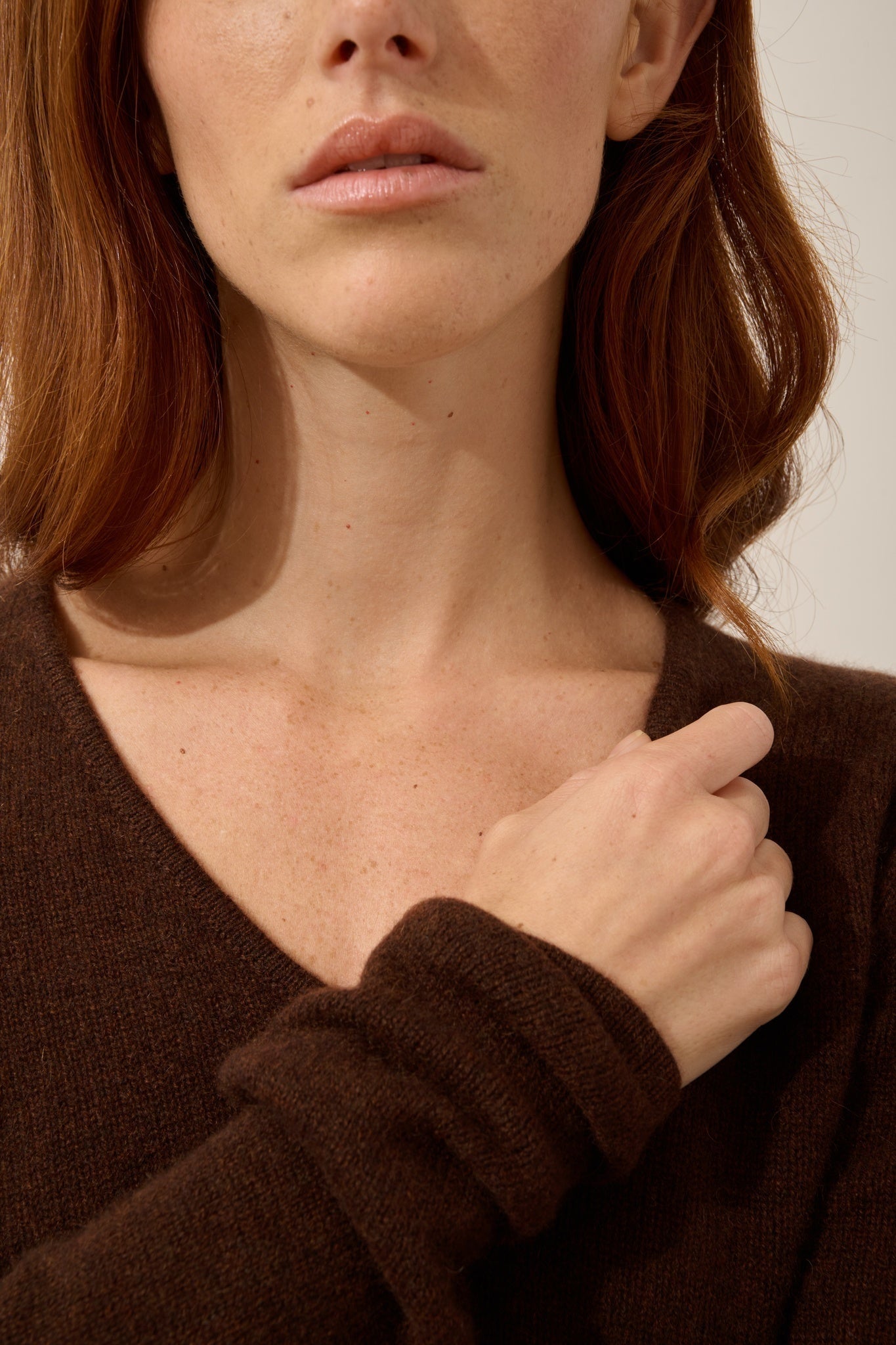 ABBY 4-ply coffee-colored V-neck sweater