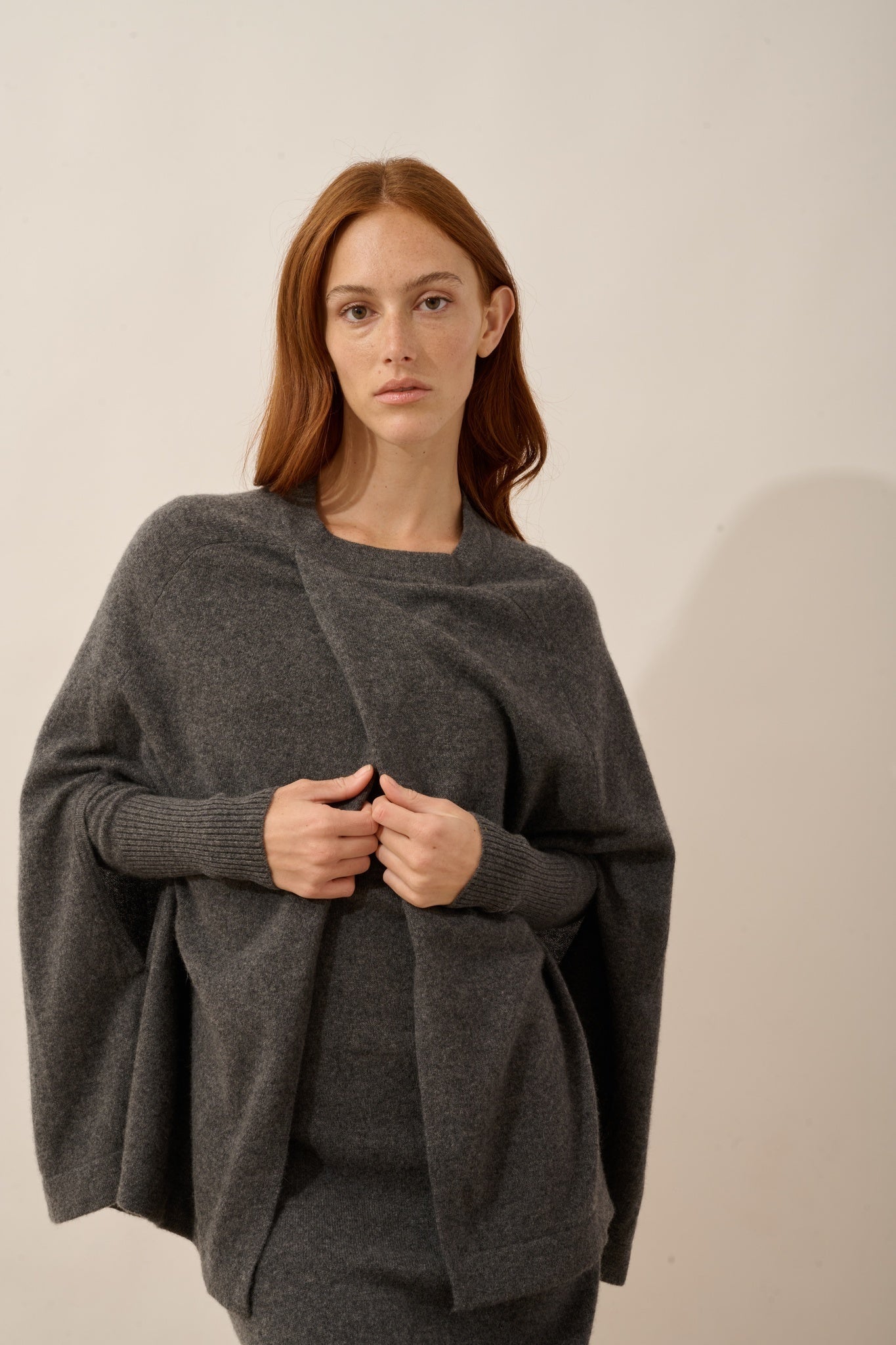 ALLOA cape ouverte col rond anthracite chiné 100% cachemire