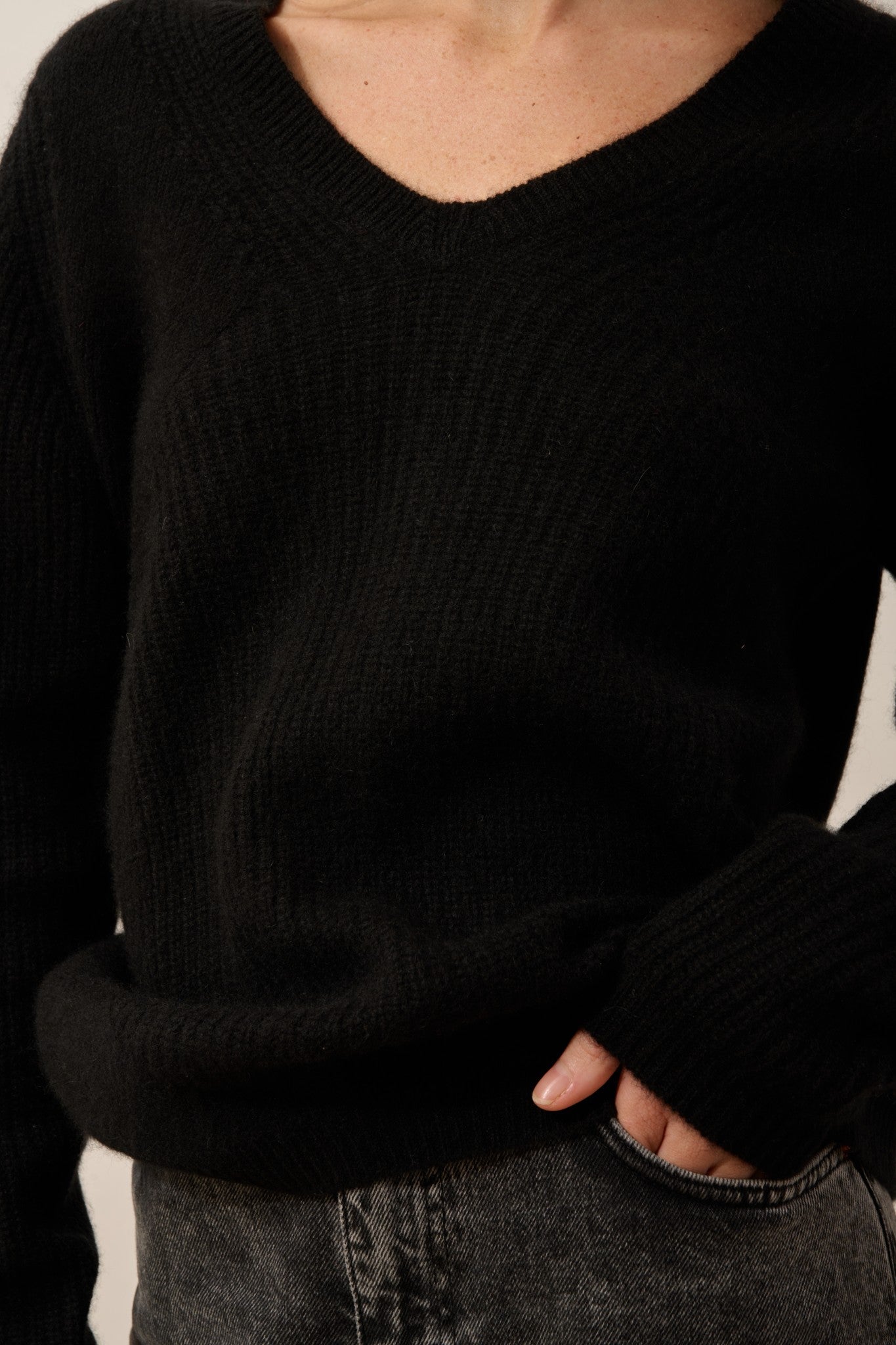 amrita pull col v 4 fils noir