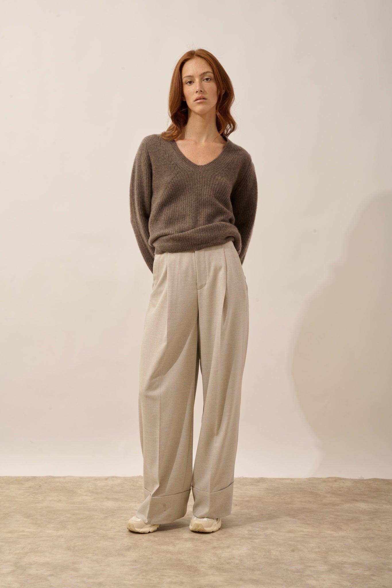 AMRITA pull col v 4 fils taupe chiné