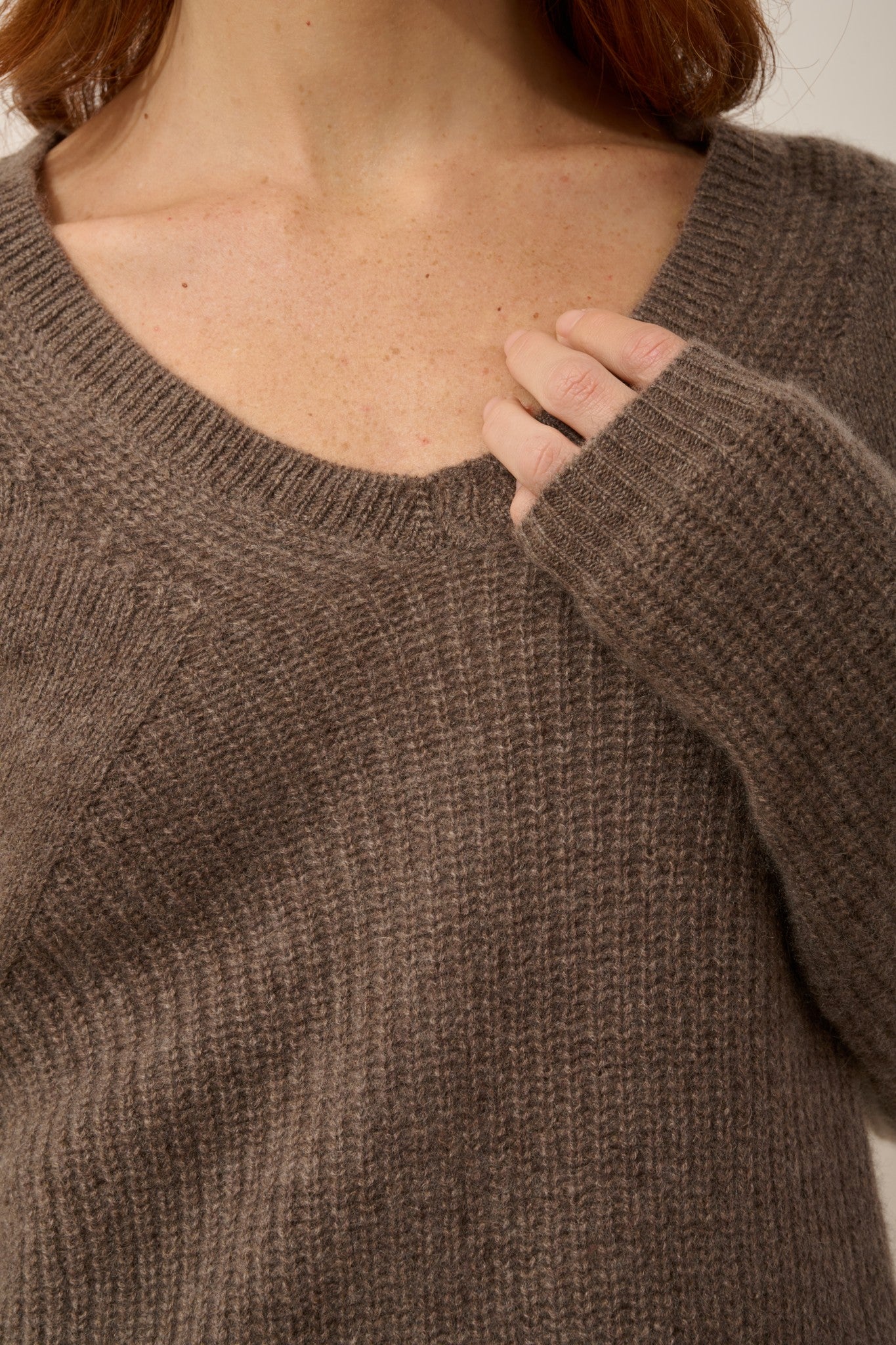 amrita pull col v 4 fils taupe chiné