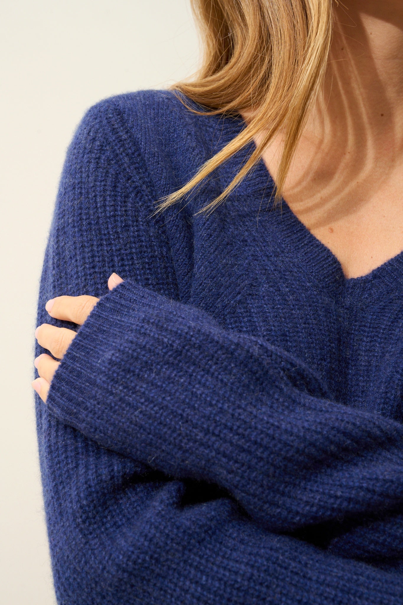 AMRITA pull col v bleu nuit