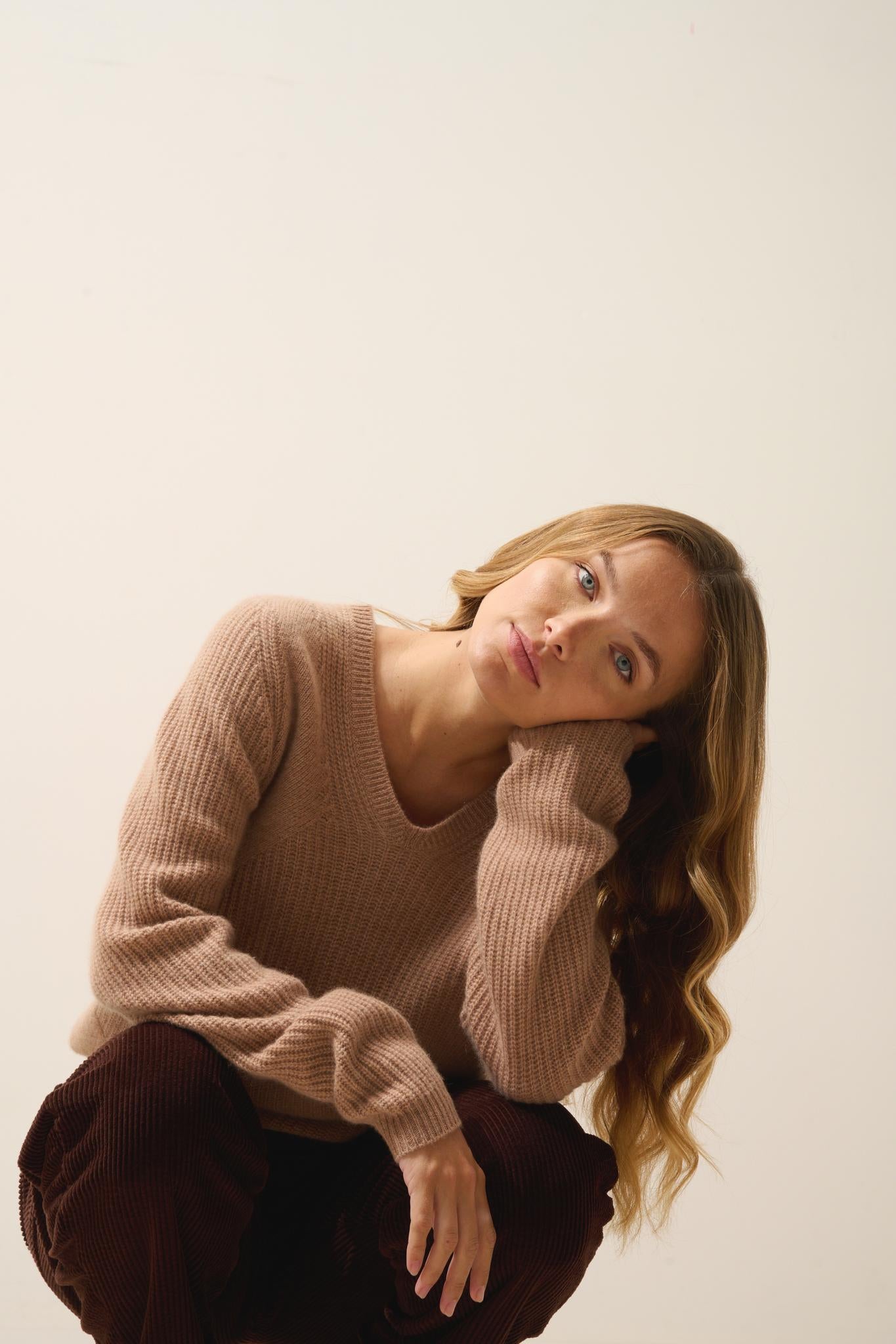 AMRITA pull col v camel chiné
