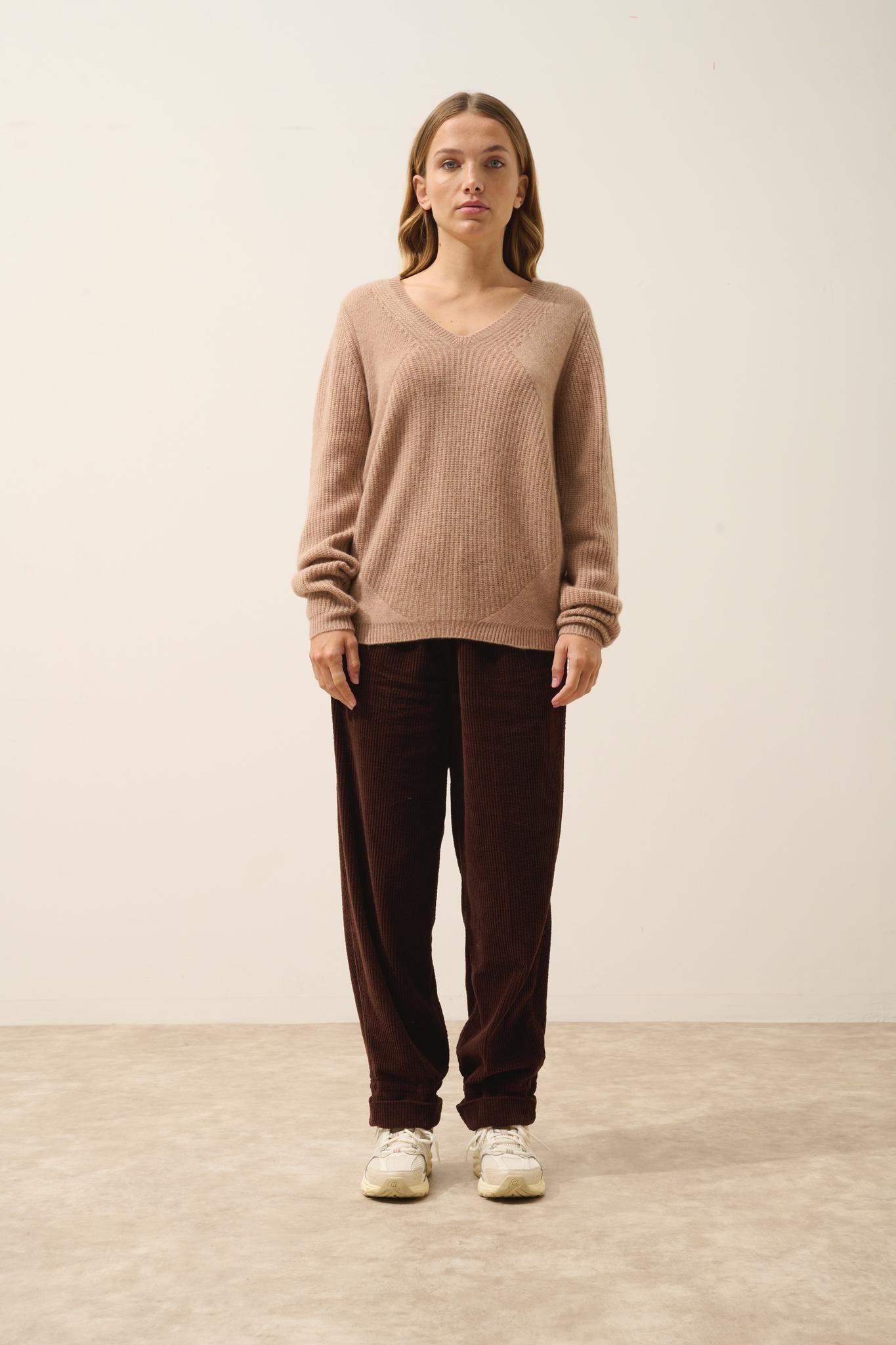 AMRITA pull col v camel chiné