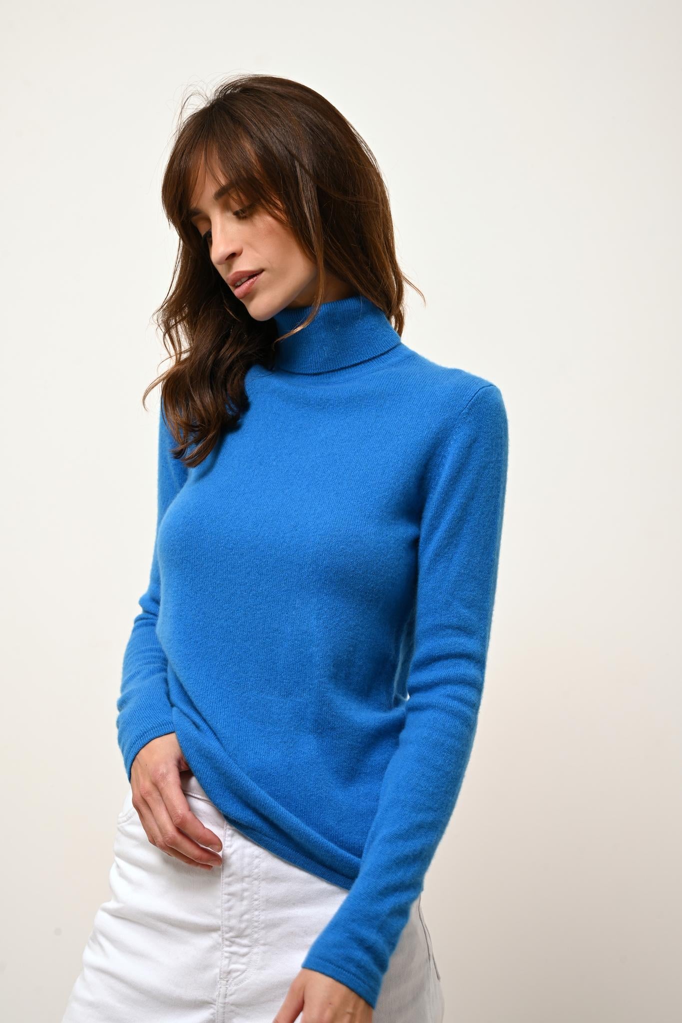 AVA pull col roulé azur