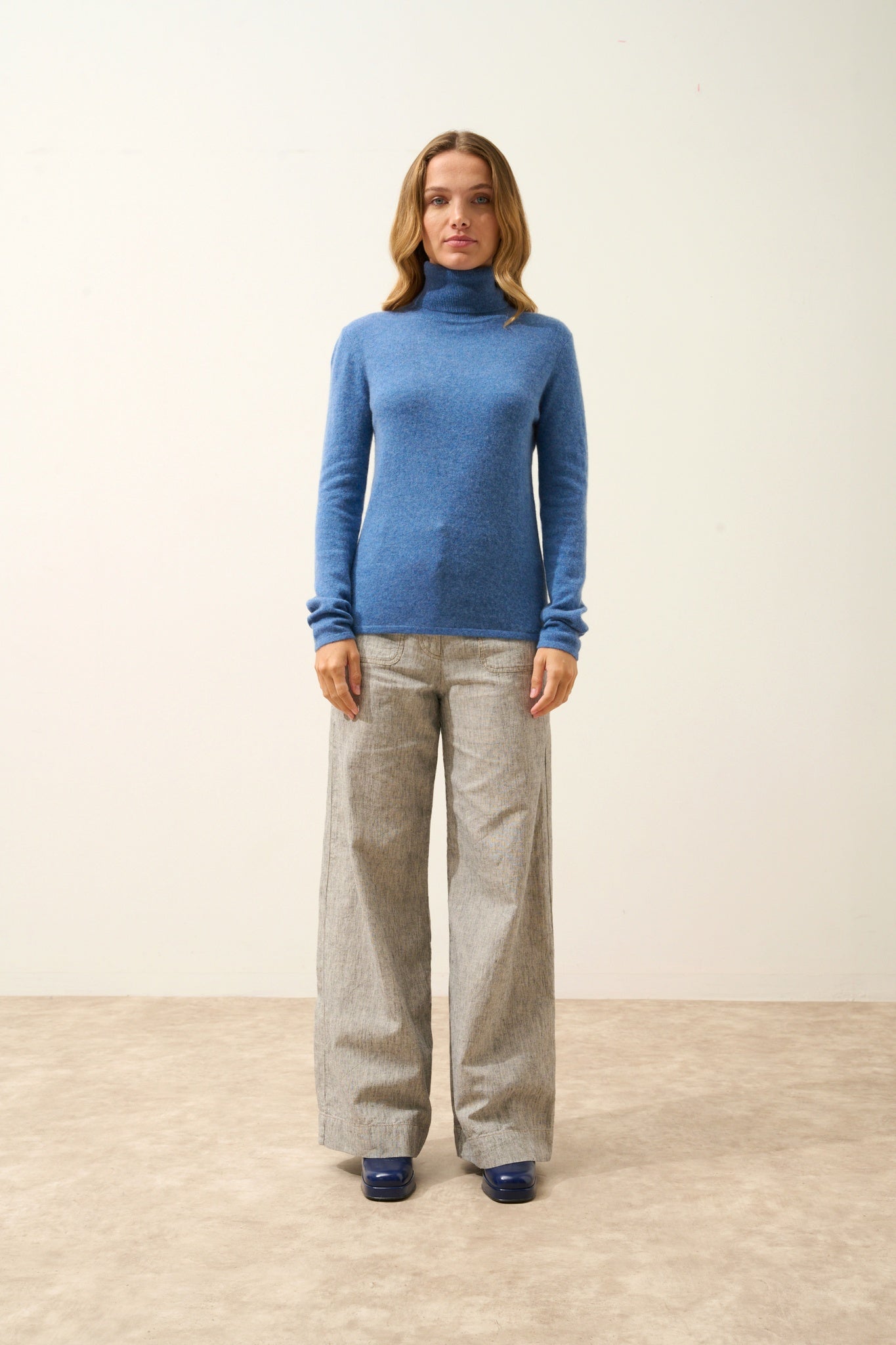 AVA pull col roulé bleu denim