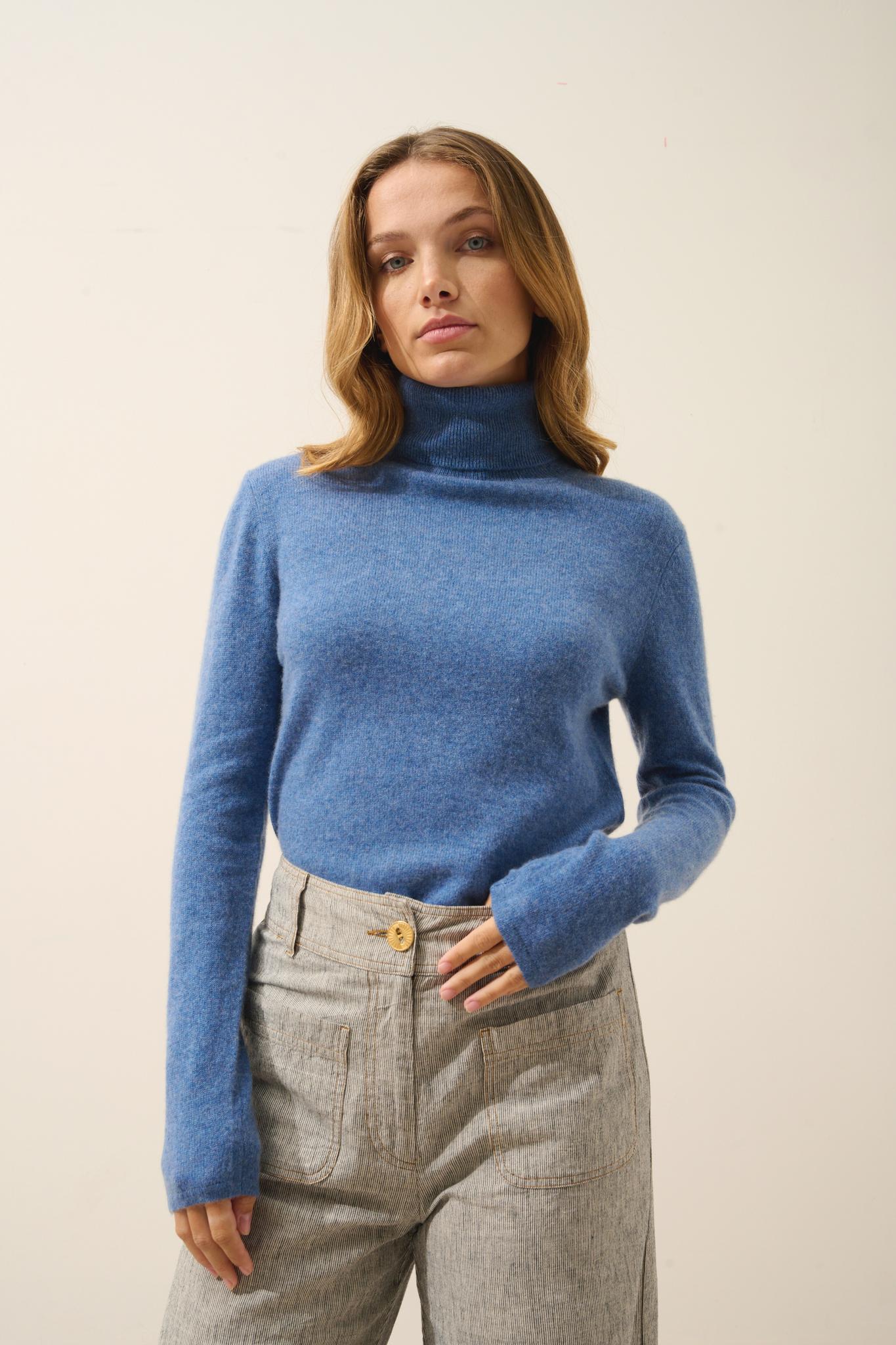 AVA pull col roulé bleu denim