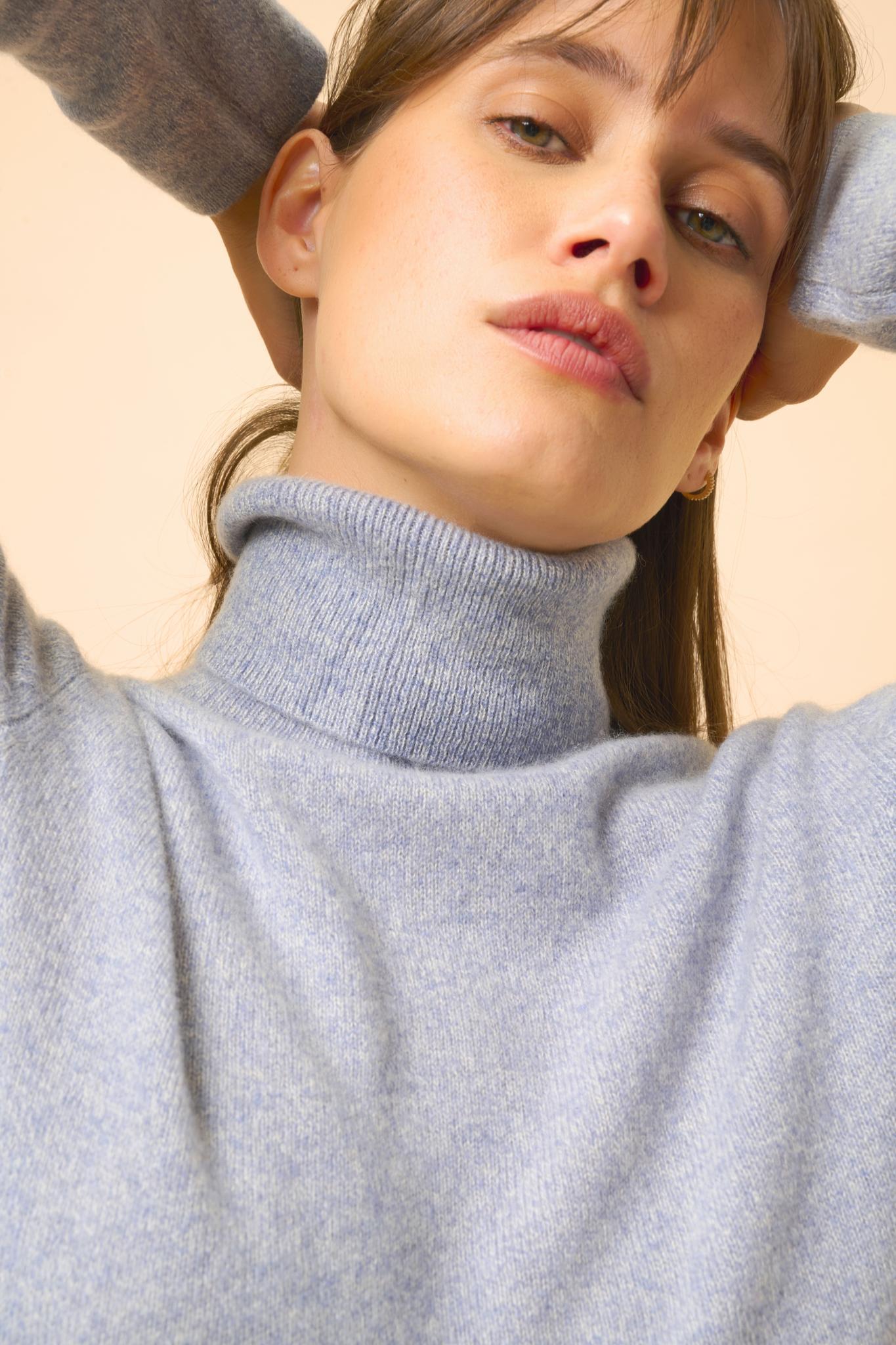 AVA pull col roulé bleu ivoire