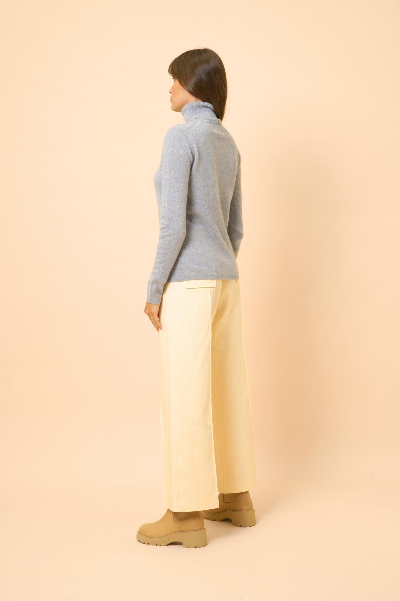 AVA pull col roulé bleu ivoire