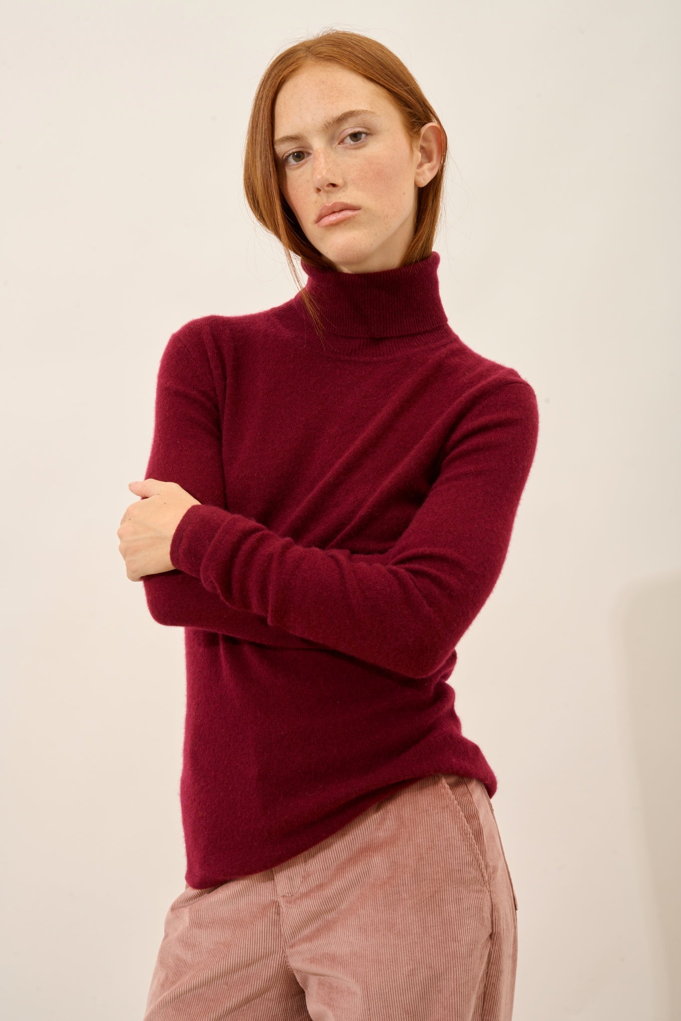 AVA pull col roulé bordeaux