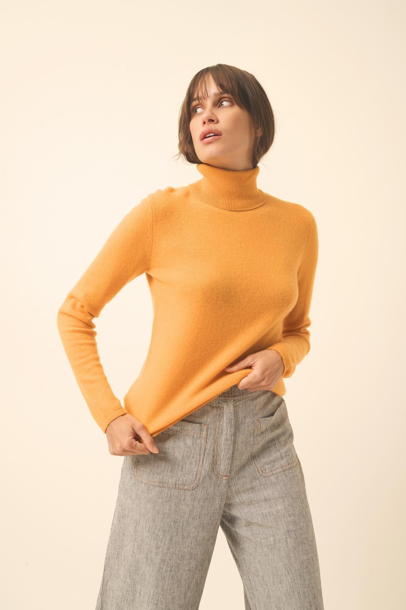 AVA pull col roulé curcuma