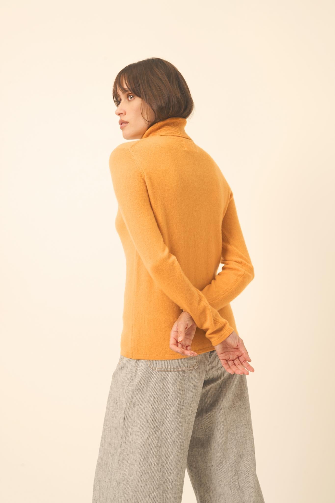 AVA pull col roulé curcuma