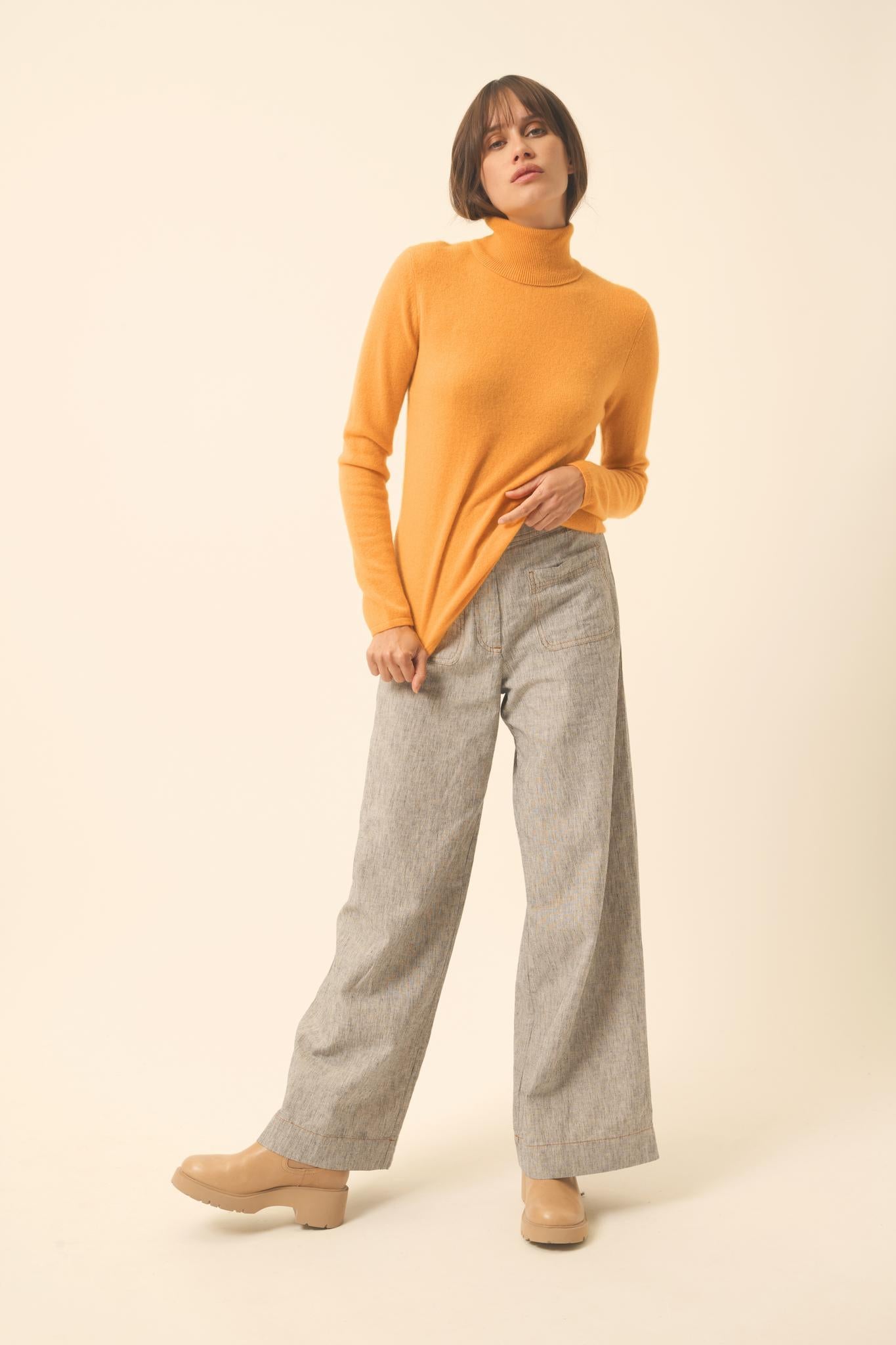 AVA pull col roulé curcuma