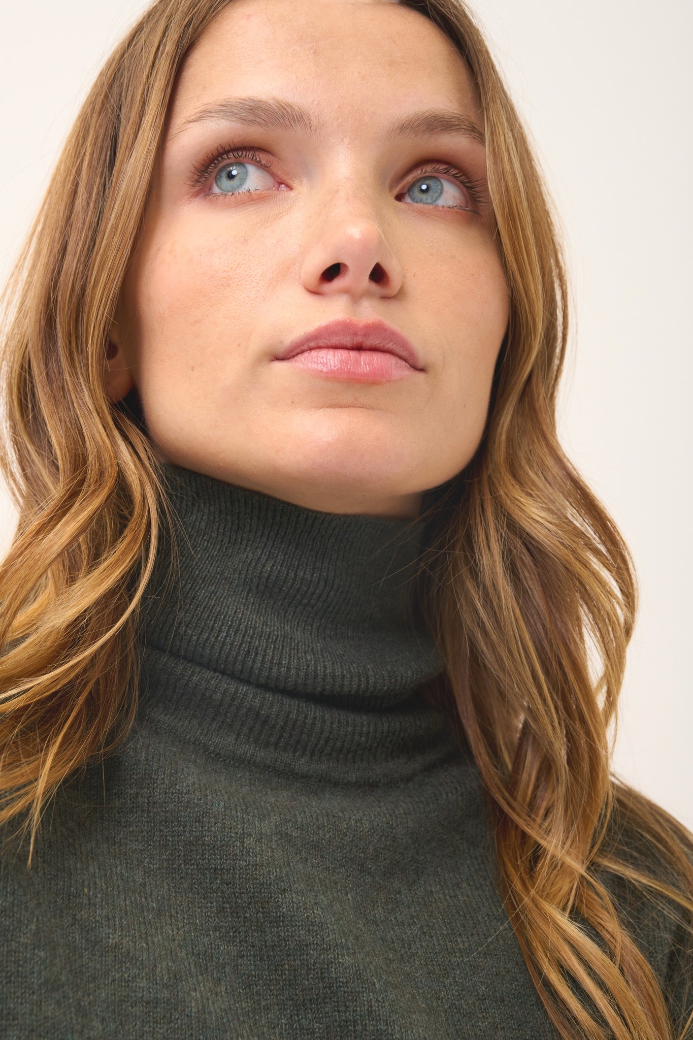 AVA pull col roulé kaki chiné